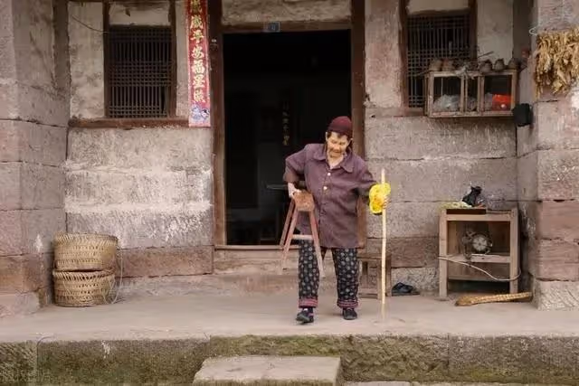前妻外遇定居國外，我替前岳母養老5年，晚上她卻突然要走了，喪禮上前妻突然現身…律師一唸遺囑親友全傻了