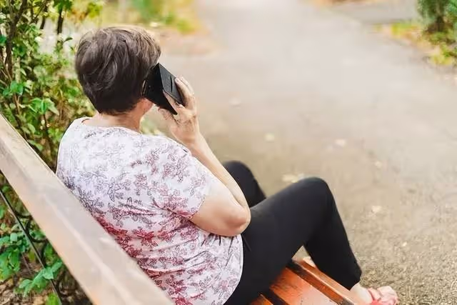 前妻外遇定居國外，我替前岳母養老5年，晚上她卻突然要走了，喪禮上前妻突然現身…律師一唸遺囑親友全傻了