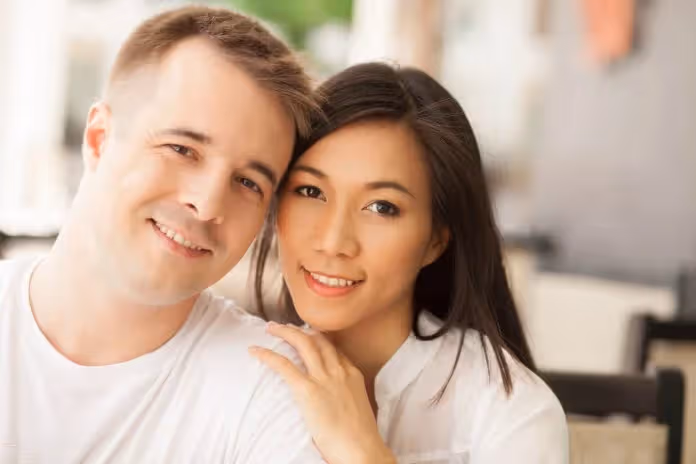 我和妻子結婚4年，一直為無法生育的這件事吵架，最後只能簽字離婚。在辦手續時「工作人員一直踢我的腳」，我「轉頭看到妻子」：決定不再離了