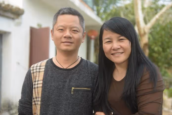我和妻子結婚4年，一直為無法生育的這件事吵架，最後只能簽字離婚。在辦手續時「工作人員一直踢我的腳」，我「轉頭看到妻子」：決定不再離了