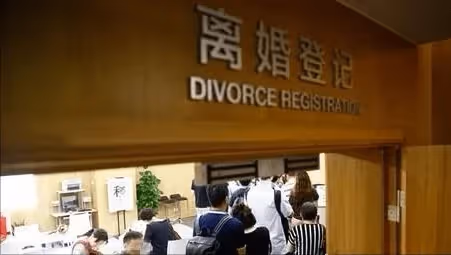 我和妻子結婚4年，一直為無法生育的這件事吵架，最後只能簽字離婚。在辦手續時「工作人員一直踢我的腳」，我「轉頭看到妻子」：決定不再離了