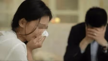 我和妻子結婚4年，一直為無法生育的這件事吵架，最後只能簽字離婚。在辦手續時「工作人員一直踢我的腳」，我「轉頭看到妻子」：決定不再離了
