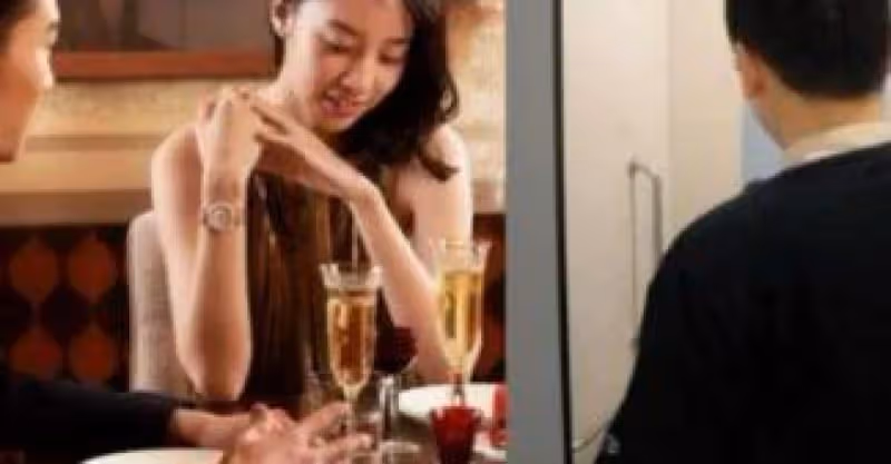 被爸媽逼著去相親！飯桌上男方卻「頻頻上洗手間」，我決定偷偷跟在後面，看到「廁所門口的一幕」，我決定非他不嫁…