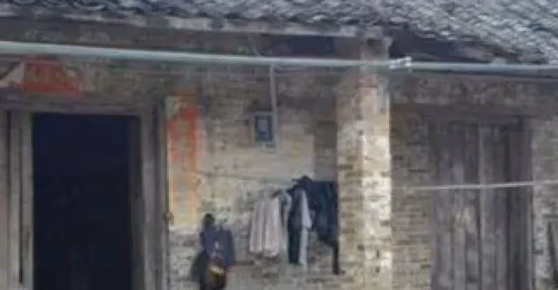 我跟弟弟已經10年沒聯絡，但是最近老婆生病，我只好拉下臉去跟他借錢，沒想到弟弟冷著臉丟出好幾包垃圾，當著弟妹的眼前趕我走，我低頭一看「裡面藏了一封信」傻眼了…