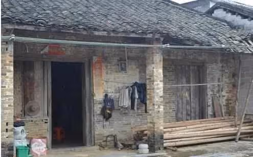 我跟弟弟已經10年沒聯絡，但是最近老婆生病，我只好拉下臉去跟他借錢，沒想到弟弟冷著臉丟出好幾包垃圾，當著弟妹的眼前趕我走，我低頭一看「裡面藏了一封信」傻眼了…