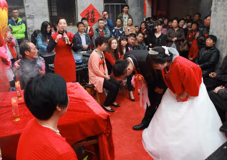 我長得不好看又賺得比老公少！ 老公外遇我提離婚「女兒卻選擇跟爸爸」…女兒結婚時「我為彌補母愛給她150萬」當天卻被安排到角落，婚禮結束後「她又登門提一要求」我才恍然大悟
