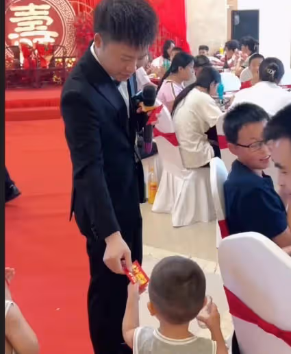 離婚後仍愛著前妻！如今她再婚邀請我和兒子參加，剛到現場「兒子尖叫一聲」，我順著他的目光看清「新郎面目」失控大鬧婚禮…