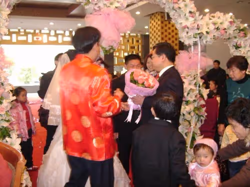 離婚後仍愛著前妻！如今她再婚邀請我和兒子參加，剛到現場「兒子尖叫一聲」，我順著他的目光看清「新郎面目」失控大鬧婚禮…