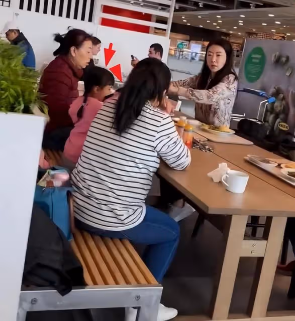熊黛林和婆家人旅遊,百億婆婆同框出鏡,大姑姐郭可盈很漂亮