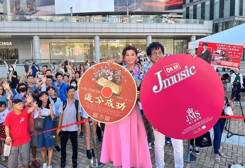 太神了！八點檔女神一來雨就停了　 行走「晴天娃娃」發威