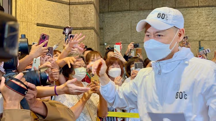 狗仔直擊｜「歌神」張學友病後飯店首曝！寵粉露臉揮手了