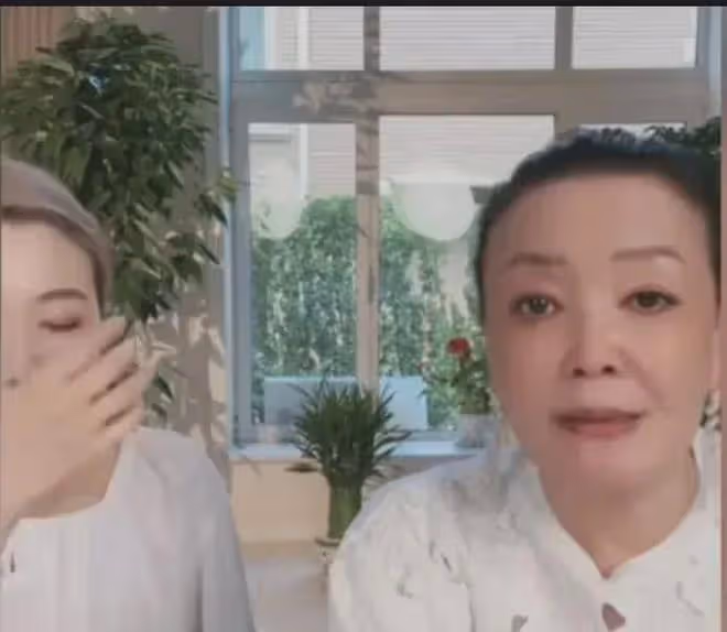 張蘭直播間回應馬筱梅懷孕爬長城,直言都行,我當年懷孕騎摩托車