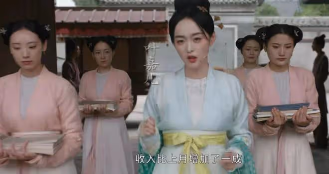 同是37歲,何泓姍和張雨綺的兩種狀態,體現天然臉和科技臉區別