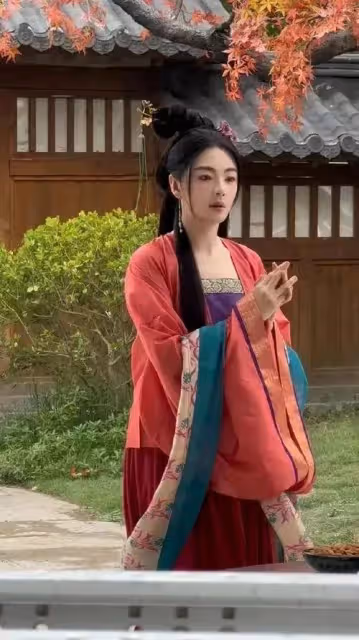 同是37歲,何泓姍和張雨綺的兩種狀態,體現天然臉和科技臉區別