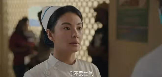 同是37歲,何泓姍和張雨綺的兩種狀態,體現天然臉和科技臉區別