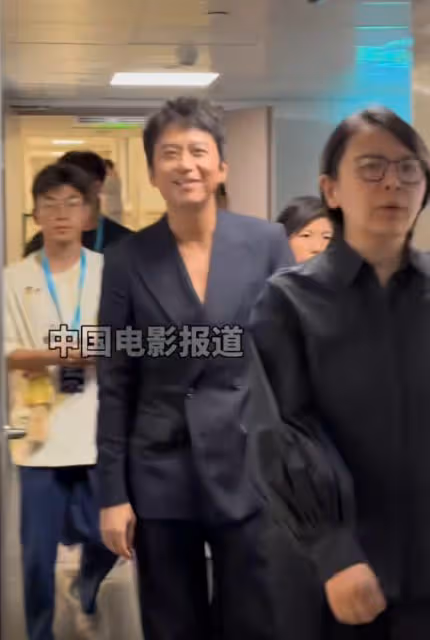 面對央視鏡頭，周也一臉厭惡，故意無視央視記者，耍大牌不分場合