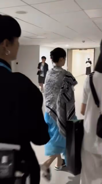 面對央視鏡頭，周也一臉厭惡，故意無視央視記者，耍大牌不分場合