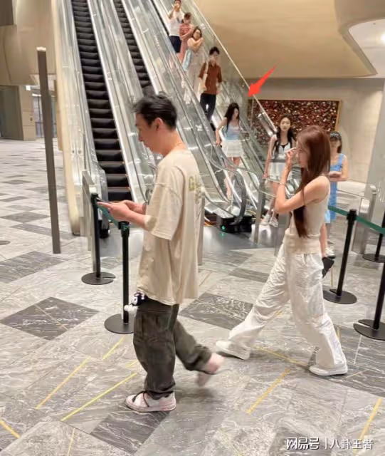 零零後排隊等上位!王思聰摟新女友逛遊樂園,女方疑似網紅懶懶