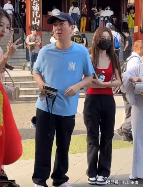 零零後排隊等上位!王思聰摟新女友逛遊樂園,女方疑似網紅懶懶