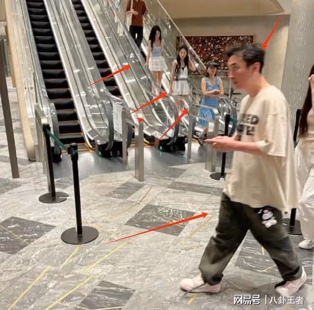 身體被掏空!王思聰東京商場瀟灑,四個美女作伴,各個是性感肉彈