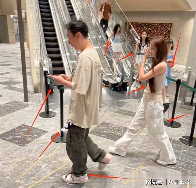 身體被掏空!王思聰東京商場瀟灑,四個美女作伴,各個是性感肉彈