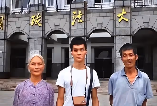 2024年高考結束:裝睡十六年的唐尚珺,終於被冷酷的現實錘醒了!