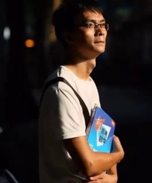 2024年高考結束:裝睡十六年的唐尚珺,終於被冷酷的現實錘醒了!