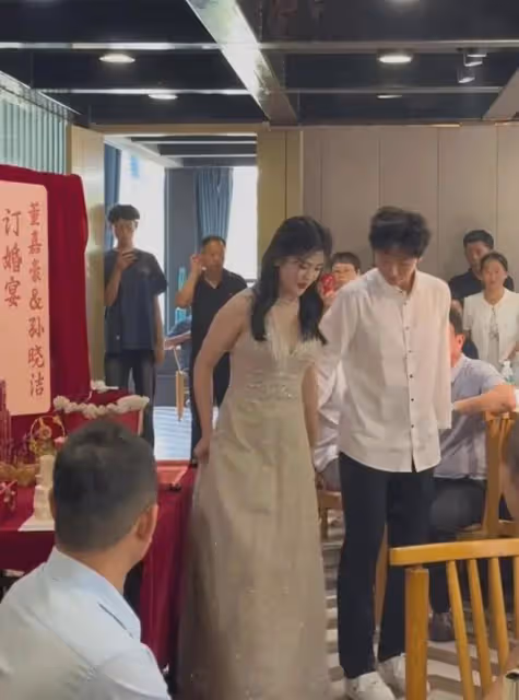 情侶高考結束後直接訂婚，在家長見證下走完儀式，網友看完羨慕