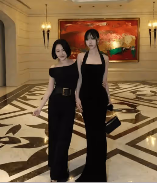 小S現身長女畢業晚會,Elly身材好撞臉吳佩慈,三個女兒全是名媛風