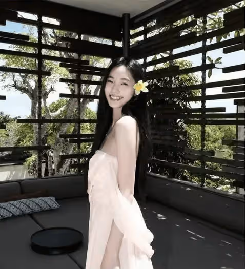 小S現身長女畢業晚會,Elly身材好撞臉吳佩慈,三個女兒全是名媛風