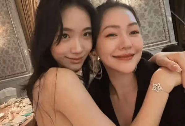 小S現身長女畢業晚會,Elly身材好撞臉吳佩慈,三個女兒全是名媛風