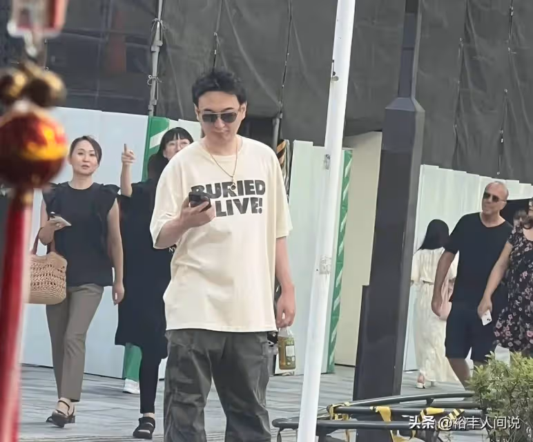 王思聰與21歲女友秀恩愛!曝大量私照長腿吸睛,甜蜜躺女方腿上