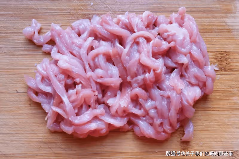 炒豬瘦肉,切記不要直接下鍋炒!掌握好2個難點,出鍋又嫩又香