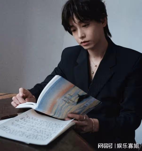 彭昱暢攜《雲邊有個小賣部》亮相上海電影節,網友驚訝他瘦了好多