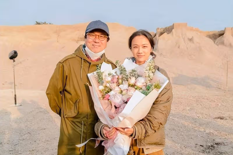 湯唯孔劉殺青合照曝光,與丈夫金泰勇同框笑容溫婉
