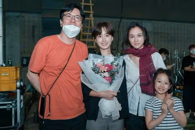湯唯孔劉殺青合照曝光,與丈夫金泰勇同框笑容溫婉