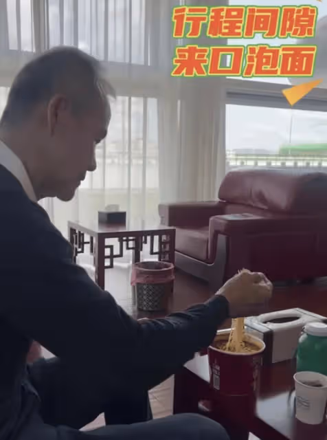 73歲王石擠電梯無人識,低調吃泡麵惹爭議!3歲女兒身高出眾!