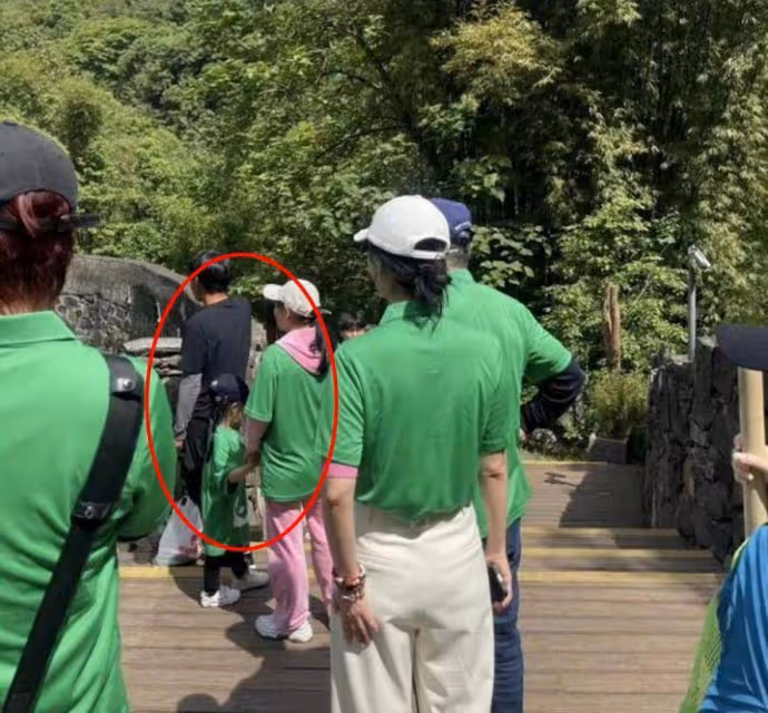 73歲王石擠電梯無人識,低調吃泡麵惹爭議!3歲女兒身高出眾!