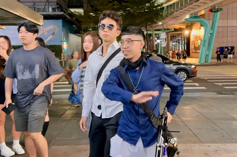 狗仔直擊｜狄鶯、孫鵬不要看！驚見孫安佐攜帶瓦斯火槍　信義區夜店呼菸開趴