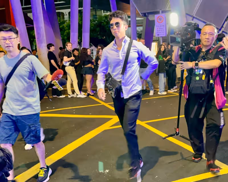 狗仔直擊｜狄鶯、孫鵬不要看！驚見孫安佐攜帶瓦斯火槍　信義區夜店呼菸開趴