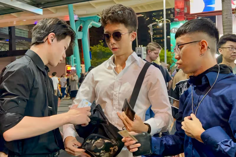狗仔直擊｜狄鶯、孫鵬不要看！驚見孫安佐攜帶瓦斯火槍　信義區夜店呼菸開趴