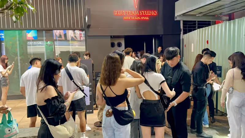 狗仔直擊｜狄鶯、孫鵬不要看！驚見孫安佐攜帶瓦斯火槍　信義區夜店呼菸開趴