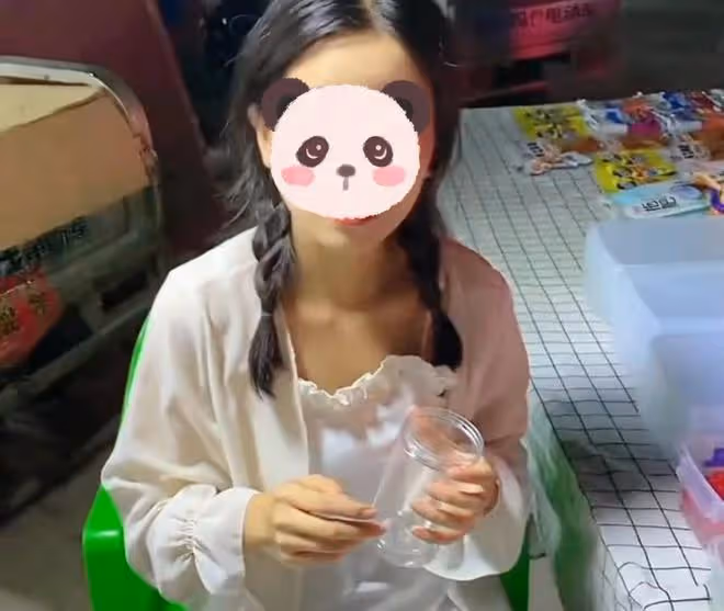 女孩趁男友出差偷偷擺攤賺錢,想幫男友還帳,只為早日迎娶自己