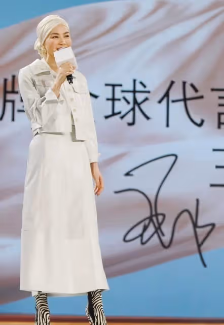 年過半百的王菲更美了，穿白色的服裝，搭配出清爽高級的美