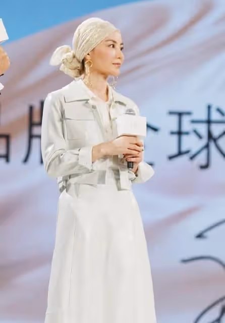 年過半百的王菲更美了，穿白色的服裝，搭配出清爽高級的美