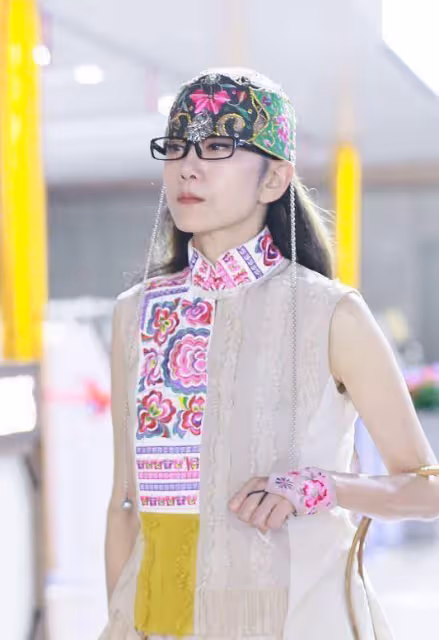 楊麗萍真的很喜歡民族風，穿著的裙子都好優雅，有種獨特的韻味