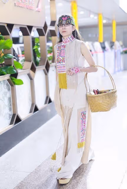 楊麗萍真的很喜歡民族風，穿著的裙子都好優雅，有種獨特的韻味