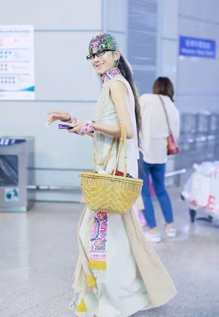 楊麗萍真的很喜歡民族風，穿著的裙子都好優雅，有種獨特的韻味