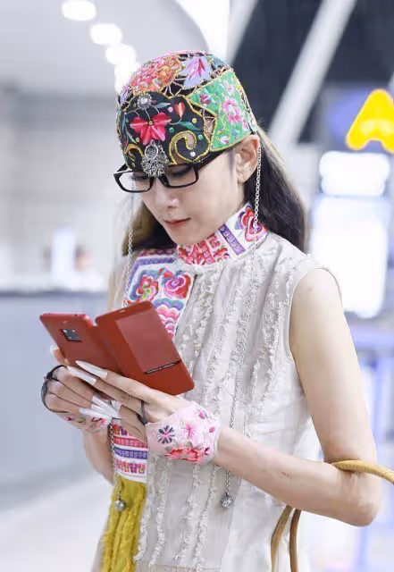 楊麗萍真的很喜歡民族風，穿著的裙子都好優雅，有種獨特的韻味