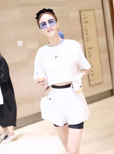 張歆藝瘦的讓人羨慕，穿簡單的白色短袖，年輕活潑像少女